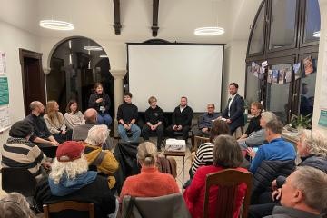 Bürgermeister und Studierende bei der Eröffnung mit Publikum im Vordergrund