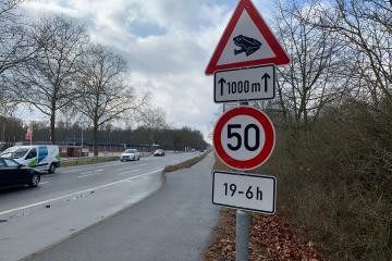 Hinweisschilder am Straßenrand