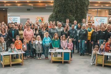 Gruppenfoto mit 3 Matschküchen im Vordergrund