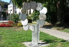 Skulptur, Scheibenaus Edelstahl bilden einen Kreis